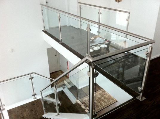 Modern Geborsteld Balusterglas die Duurzame Openluchtglasbalustrade omheinen
