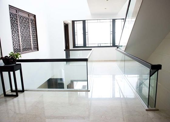 Het trappenhuis paste Modern Glastraliewerk Decoratief voor Residentia-Omheining aan